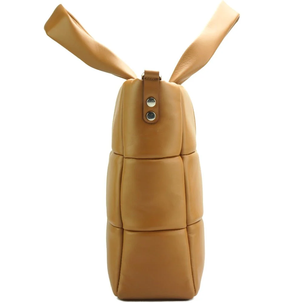 Isla: Where City Chic Meets Effortless Escape Tote Bag - Image 3