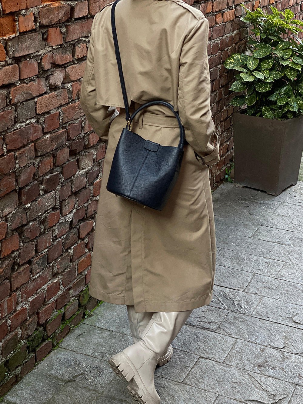 Grazia Italian Leather Bucket Bag – Elegant Everyday Shoulder Bag for Women - Image 4